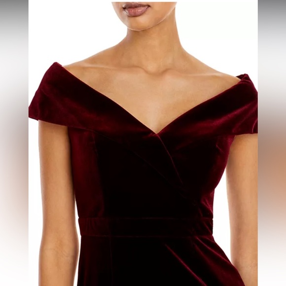AQUA
Off-the-Shoulder Fluted Velvet Gown in Burgundy size 14 worn once - Picture 3 of 5